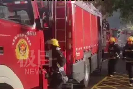山东临沂一平房煤气罐爆炸击穿屋顶，无人员伤亡图片