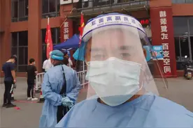 这套“父女装”很特别！爸爸女儿南京防疫齐上阵图片