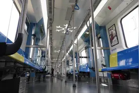 北京地铁11号线西段首列车在河北京车智能制造基地下线视频封面