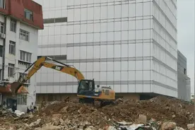 千佛山北广场地块已开拆！五台挖掘机同时作业 齐鲁公寓8月中下旬拆除图片