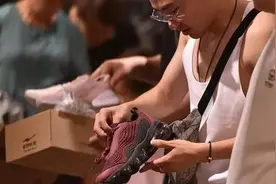 星夜兼程，趟水过河，这家企业把物资送到了河南救灾第一线图片