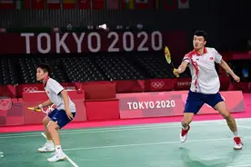 王懿律/黄东萍2-1击败郑思维/黄雅琼，中国队包揽羽毛球混双金银牌图片