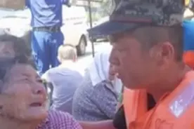 别怕！子弟兵来了！武警战士看老人受灾哽咽安慰图片