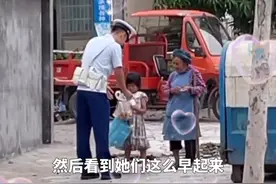 暖心！消防员站岗结束为老人送爱心早餐：希望她们可以早点回家图片