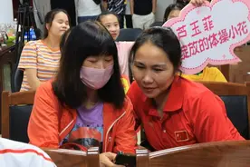 坚强得让人心疼！河南体操队为体操小花芦玉菲隔岸助威图片