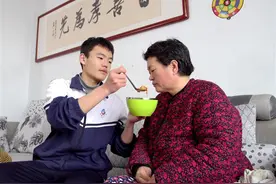 淄博第六中学杨竣涵 孝心唤醒植物人母亲图片