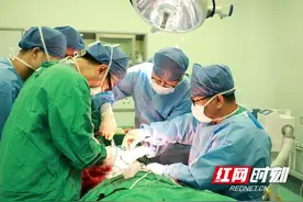 手机床头充电引发火灾，情侣双双烧伤 提醒：夏天应特别注意电器自燃图片