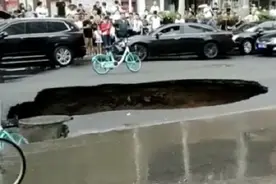 沈阳一路面塌陷形成深坑 过路汽车坠坑驾驶员爬出自救图片