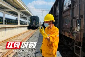高温下的坚守丨永州火车站上水员图片