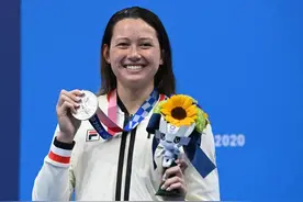 香港大叔挥舞国旗庆祝中国香港选手何诗蓓夺银，霸气怒怼骚扰者图片