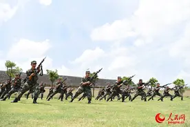 武警安徽总队合肥支队执勤六中队单独执勤排酷暑练兵图片