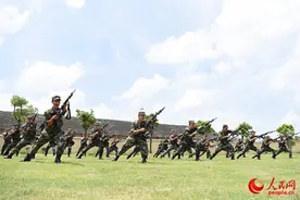武警安徽总队合肥支队执勤六中队单独执勤排酷暑练兵图片