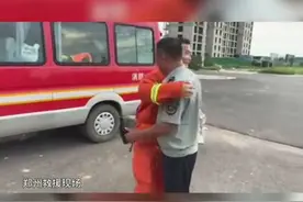 父子近一年未见，防汛救灾现场“偶遇”，俩人都是电机大拿图片
