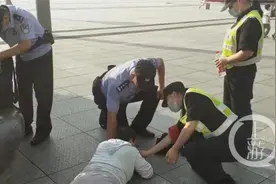 重庆西站一女子突发癫痫 晕倒在地浑身抽搐……图片