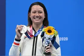 中国香港选手何诗蓓夺银，香港大叔挥舞国旗庆祝被阻，霸气怒怼骚扰者图片