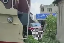 贵州一轿车闯进铁轨与火车相撞，目击者称火车已提前鸣笛图片