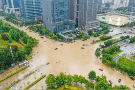 “网红”照拍堵塞了救援道路，无底线蹭热度必遭唾弃图片