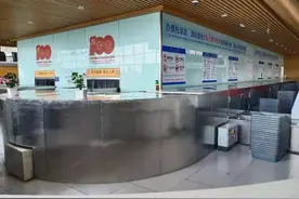长春机场空防安全防御系统再升级——航站楼值机岛行李传送带加装防护装置图片