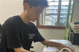 高二学生背困难老人寻帮助 走着走着老人突然昏迷了图片