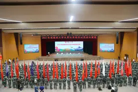 地方大学生比军事技能？场面很火爆图片