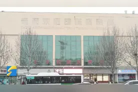 房探来了丨多部门下发通知未见整改 青岛东李鞋城任意更改设计谁来管？图片