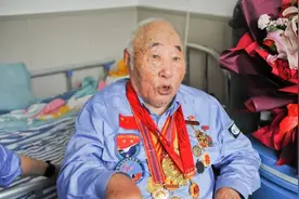 航空工业昌飞优秀老党员：90对话90后 永远跟着党走图片