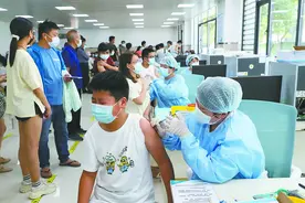 “德尔塔”来袭，美英开放防疫限制依靠疫苗“与病毒共存”，外媒：“掷骰子赌运气”图片