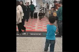 小朋友的友谊有多甜，网友：我全程姨母姑父笑……图片