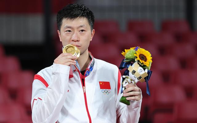 新闻8点见│奥运史上第一人！马龙蝉联乒乓球男单冠军