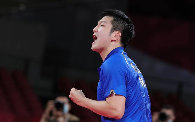 新闻8点见│奥运史上第一人！马龙蝉联乒乓球男单冠军