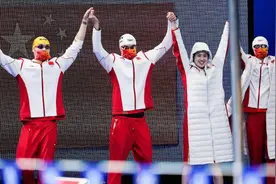 中国队获4x100米男女混合泳接力银牌图片