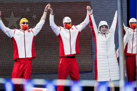 中国队获4x100米男女混合泳接力银牌图片