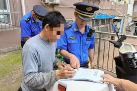 青岛市市北区：楼道乱贴小广告 联合巡查抓现行图片