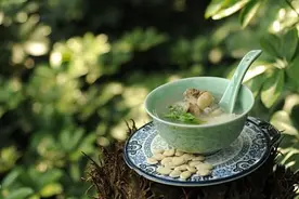 椰子茅根排骨汤，帮你清热降火图片