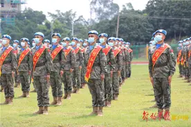 我国第二十批赴黎维和建筑工兵分队第一梯队出征图片