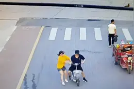 人海中多看你一眼 女警当街抓获嫌疑人图片