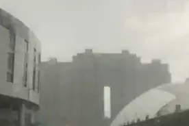 暴雨后，杭州9岁女孩一直在路边等爸爸，这张照片刷爆朋友圈！近期，午后易现强对流天气，要小心图片