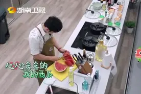 黄晓明镜头前展露吃瓜技能 网友：吃瓜专家图片
