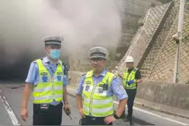 隧道内突然飘出滚滚浓烟！高速交警紧急逆行，疏散撤离205人图片
