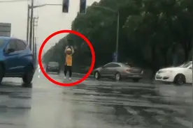 雷雨天交通信号灯突发故障，外卖小哥自发指挥人车有序通行视频封面