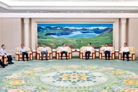 景俊海韩俊江泽林一起会见全国政协原副主席刘晓峰等出席世界中医药大会第六届夏季峰会开幕式重要嘉宾图片