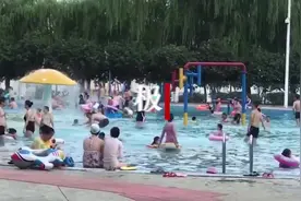 气温攀升，泳池成了欢乐的海洋图片