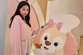 欧阳娜娜的妹妹庆祝17岁生日 姐妹俩似复制粘贴图片