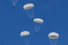 庆“八一”｜高原精准突击！空降兵某旅组织新型伞空降空投训练图片