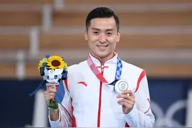 东京奥运会·东京之星｜“谁不难？去拼嘛！”——“中国蹦床第一人”董栋四战奥运四枚奖牌的背后图片