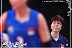 中国女排战胜意大利，主教练郎平在赛后哽咽图片