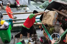 环卫工人工作有多辛苦？市民体验后感叹“比想象的还难”图片