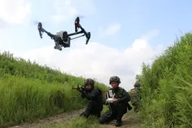 上海武警用练兵备战迎接属于军人的光荣节日图片