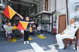 南沙守岛官兵曾“一根黄瓜分成256片吃”，上海小学生听将军爷爷讲故事图片