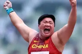 四战奥运，巩立姣终于夺冠！她指着国旗说了一个字图片